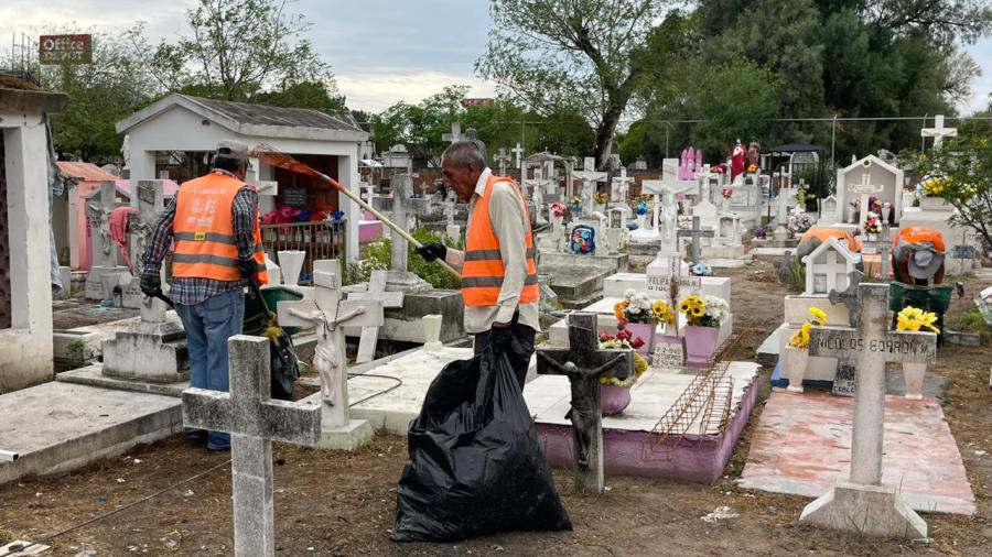 Supervisa alcalde limpieza de panteones municipales