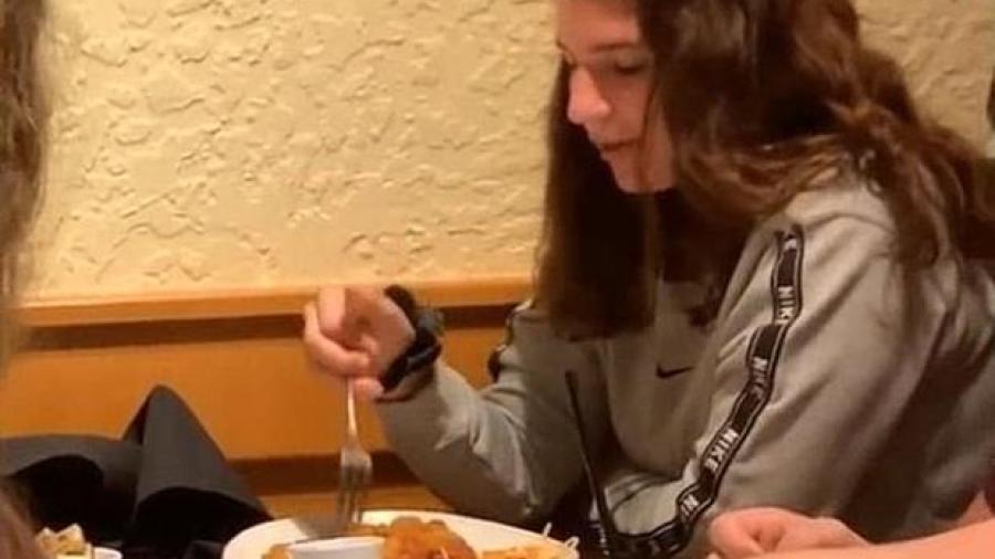 Así es una cena con dos personas con tourette