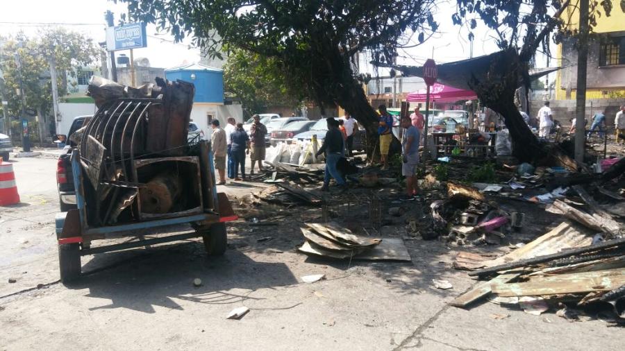 Retiran escombros de las viviendas que se incendiaron en Madero
