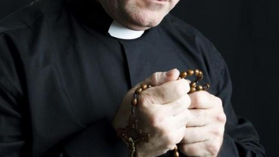 Sacerdote abusaba de menores con consentimiento de los padres