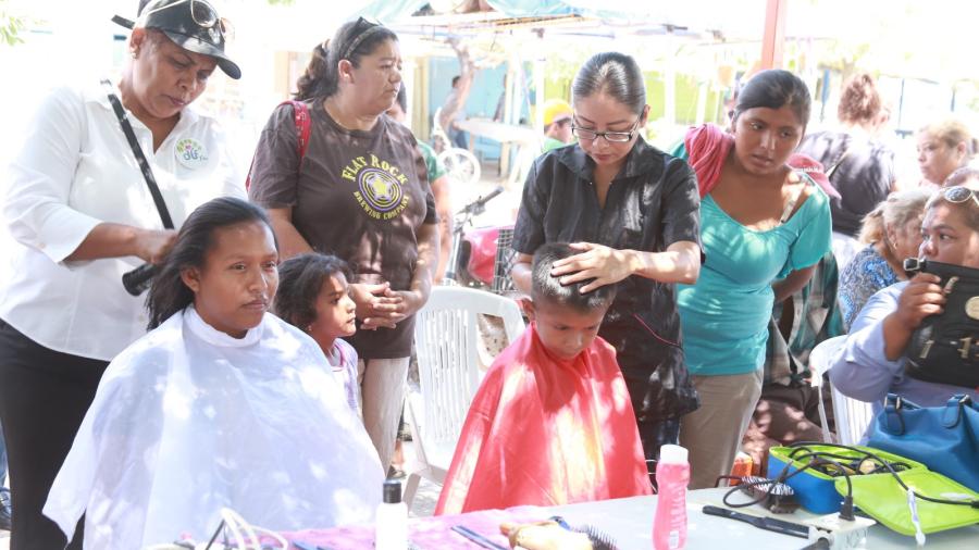 Entrega DIF despensas en la Juárez