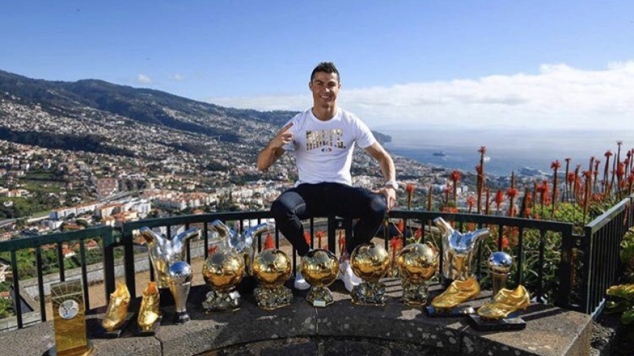Ronaldo posa con todos sus trofeos