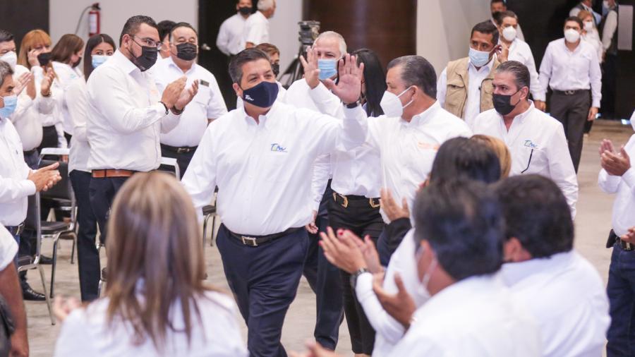 Cumple Francisco García Cabeza de Vaca a los trabajadores del Gobierno del Estado