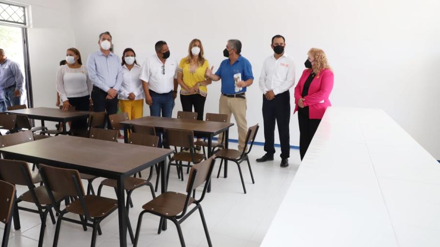 Mejora escuela de la colonia 15 de enero con comedor y baños nuevos