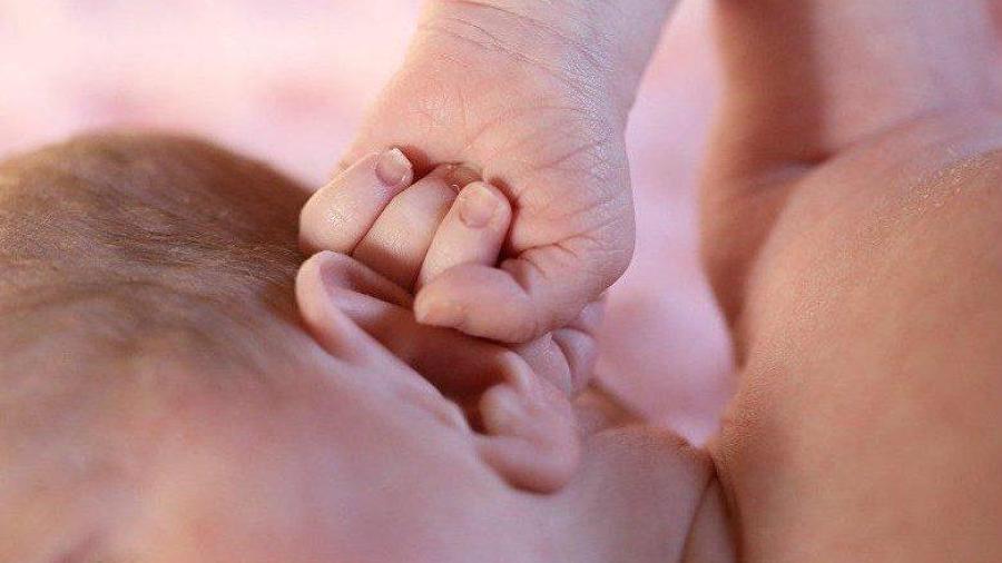 Mujer da a luz a un bebé con dos cabezas y tres brazos 