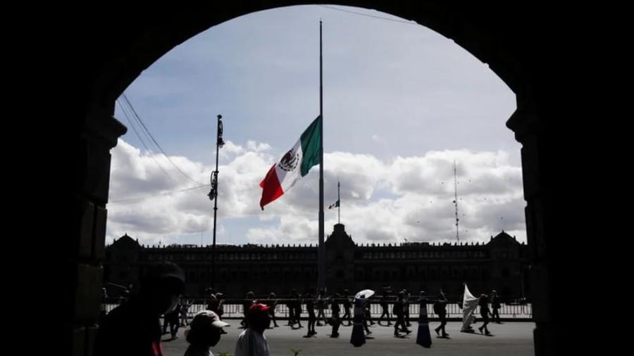 Marcha Marea Rosa: Bandera del Zócalo permanecerá izada, adelanta AMLO