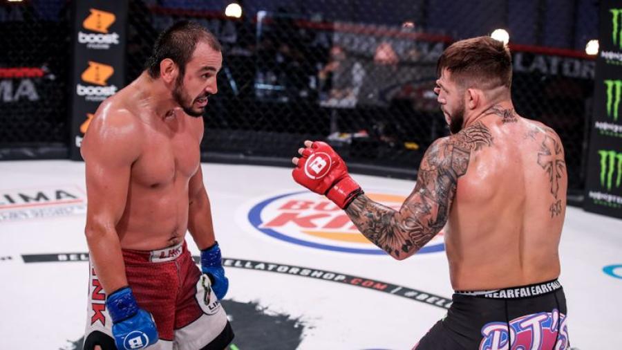 Exige a rival que lo golpee y termina ganando 