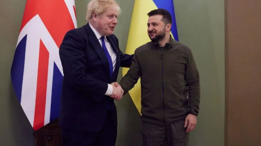 Ofrece Boris Johnson misiles antibuques a Ucrania