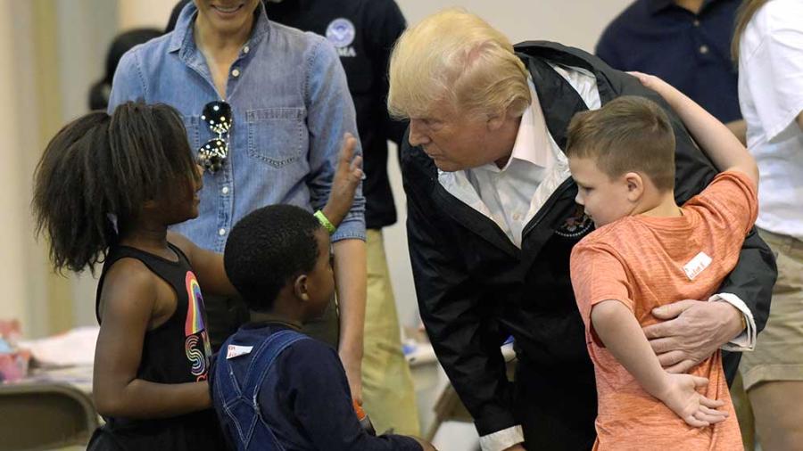 Visita Trump a danmificados de Houston 