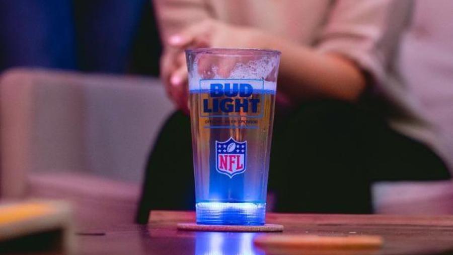 Lanzan vasos de la NFL que encienden con anotación de tu equipo