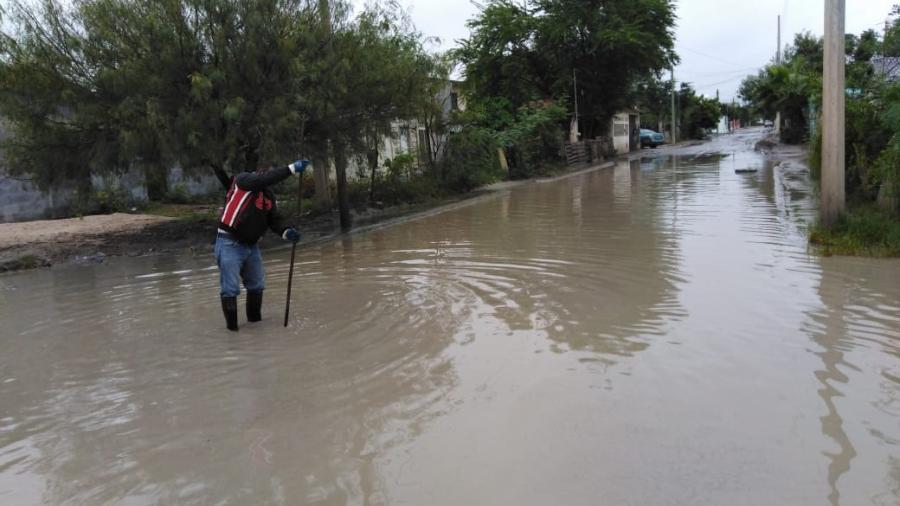 En función línea general de drenaje sanitario en colonia Independencia