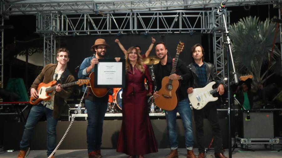 Entrega Alcaldesa reconocimiento a Los Claxons por participar en Fiestas de Reynosa