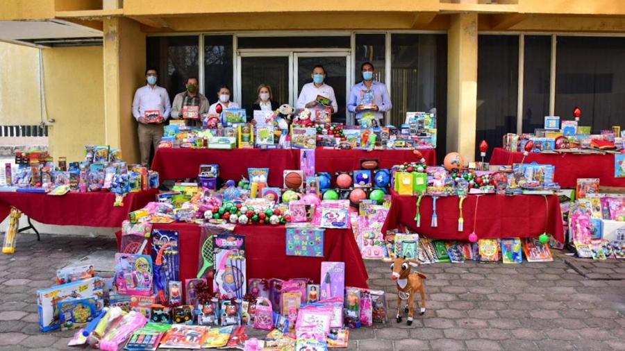 DIF Reynosa recibe donación de juguetes y ropa del personal de PEMEX