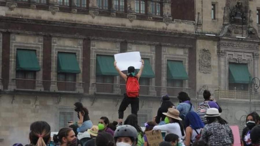 Denuncian presuntos francotiradores en Palacio Nacional durante manifestación por el día de la Mujer