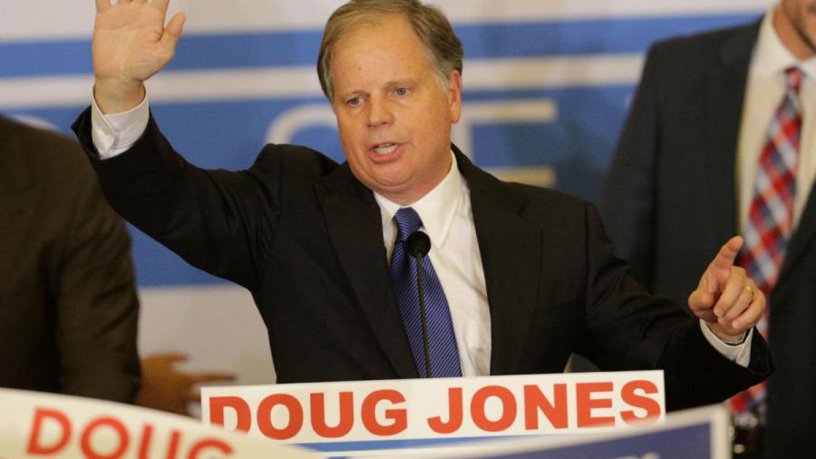 Trump felicita Doug Jones por victoria en Alabama
