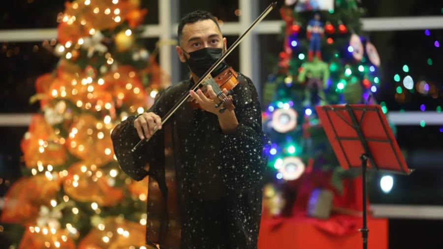 Viven la navidad en el centro cultural con concurso de pinos navideños