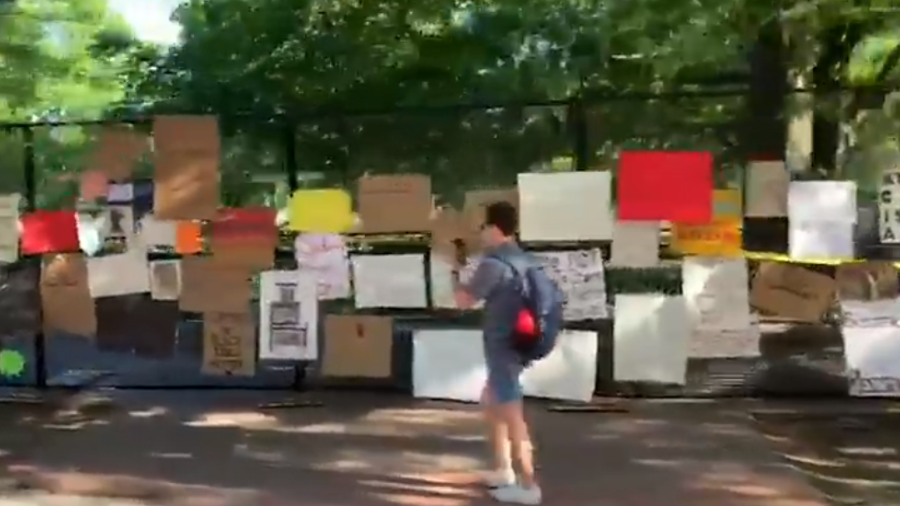 Colocan valla en la Casa Blanca tras daños durante protestas, manifestantes homenajean a Floyd en ella 