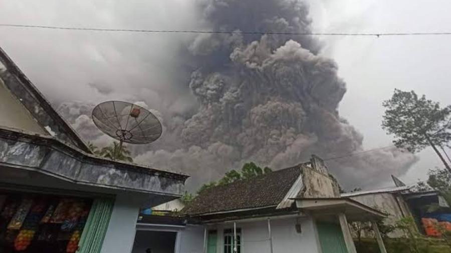 Registran 1 muerto y 41 heridos por erupción de volcán en Indonesia