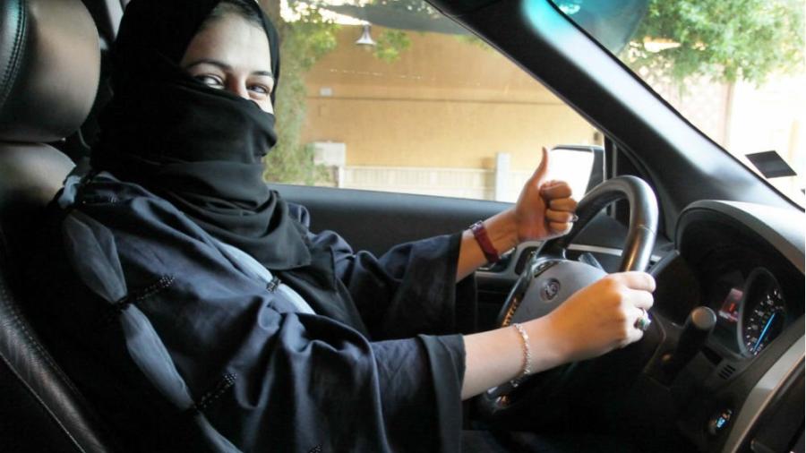 Arabia Saudita inicia entrega de licencias para conducir a mujeres