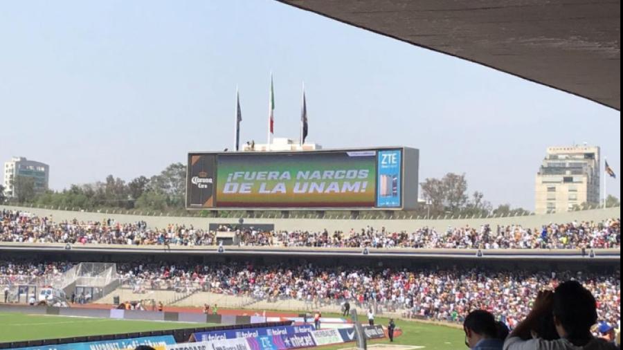 Exigen salida de “narcos” de la UNAM en partido de Pumas