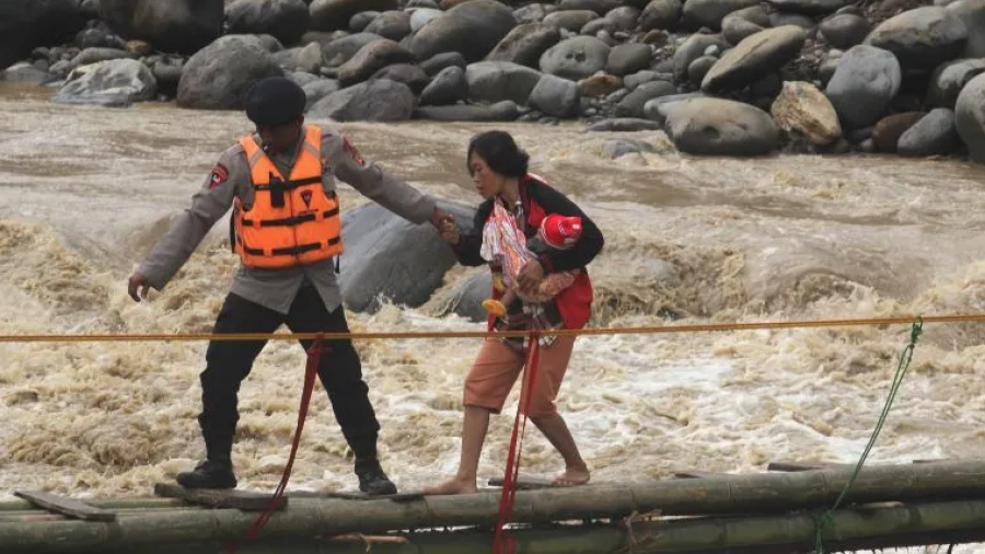 Se eleva a 66 el número de muertos tras inundaciones en Indonesia
