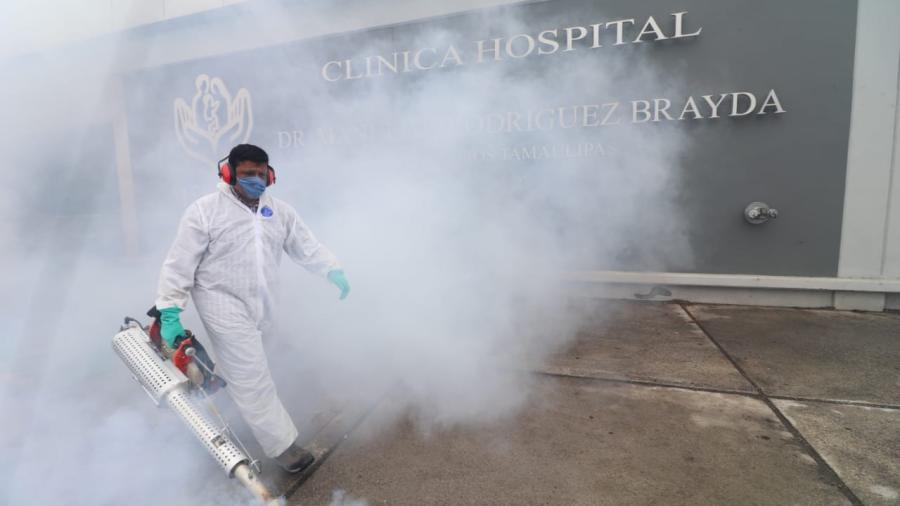 Sanitizan áreas externas de instituciones de salud para prevenir contagios de coronavirus