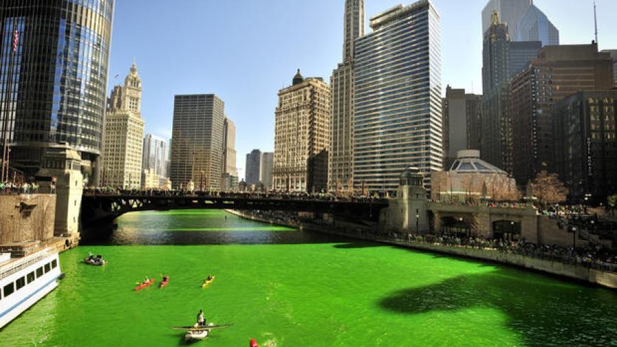 Se tiñe de verde el río Chicago para celebrar San Patricio
