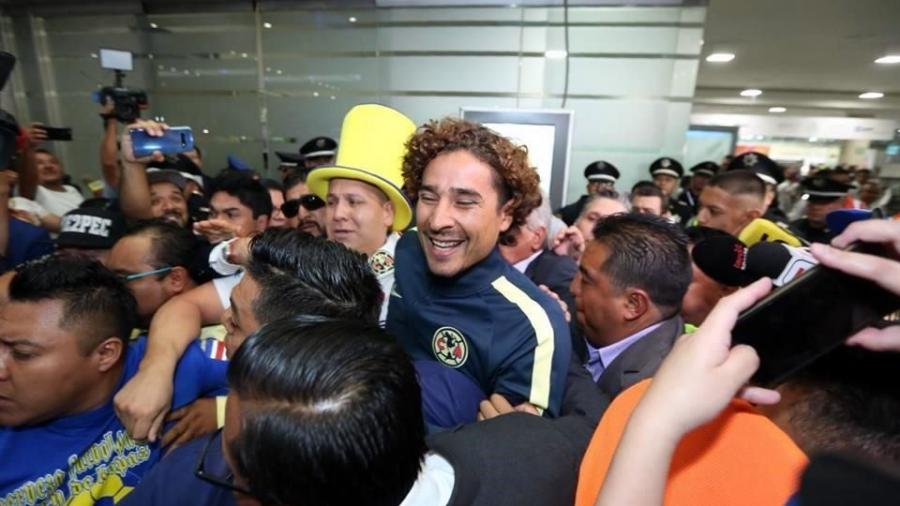 Así recibieron a Guillermo Ochoa en el aeropuerto de la Ciudad de México