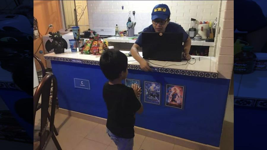 ¡Justo en el cora! Papás recrean para su hijo una sala de Cine en su casa