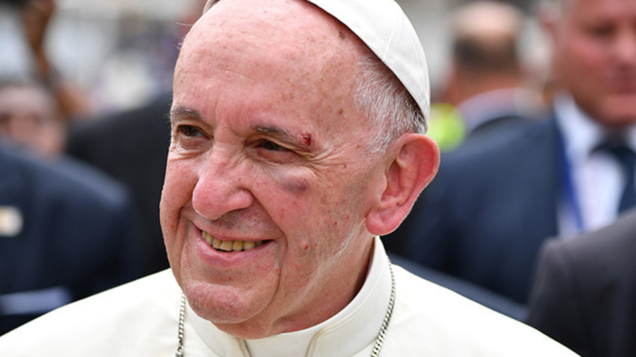 Papa Francisco sufre pequeño accidente en Cartagena de Indias