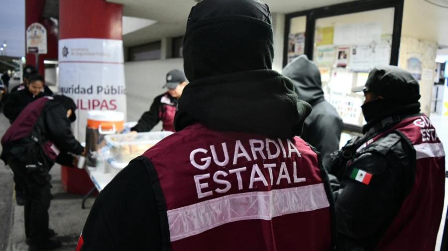 Apoya Guardia Estatal de Género con alimentos y bebidas calientes a viajeros
