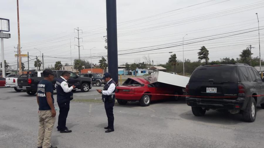 Fuertes vientos derriban anuncios y árboles 