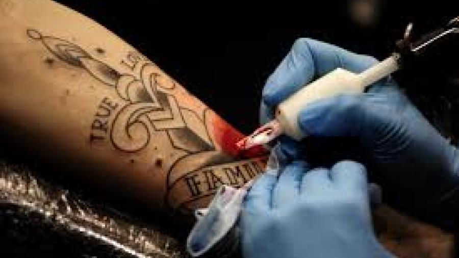 Perforaciones y tatuajes en menores podrían ser prohibidos en SLP