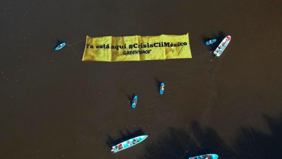 ”Ya está aquí #CrisisCliMéxico”, protesta Greenpeace frente a costas mexicanas