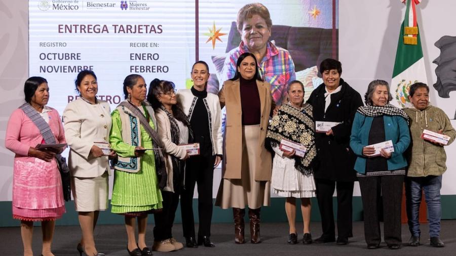 Entregan primeras tarjetas de Pensión Mujeres Bienestar