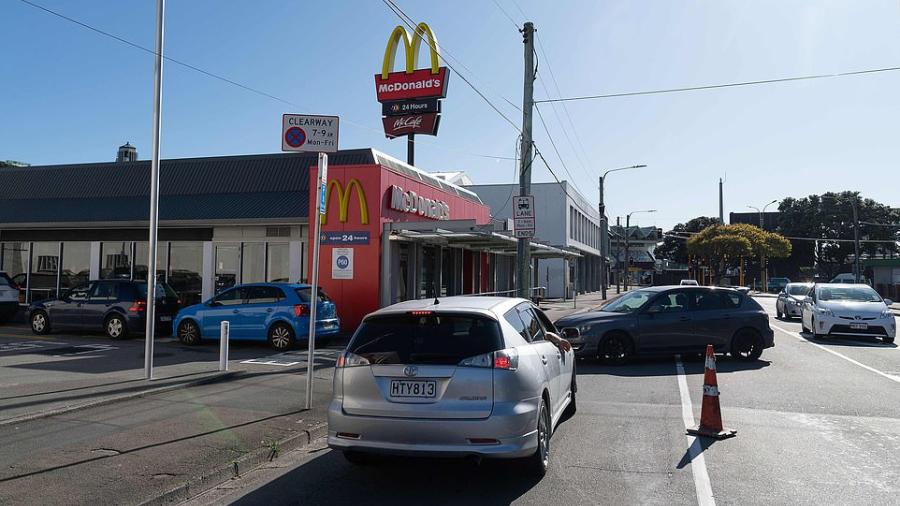 ¡No se resistieron! Neozelandeses abarrotan McDonald’s, tras desconfinamiento