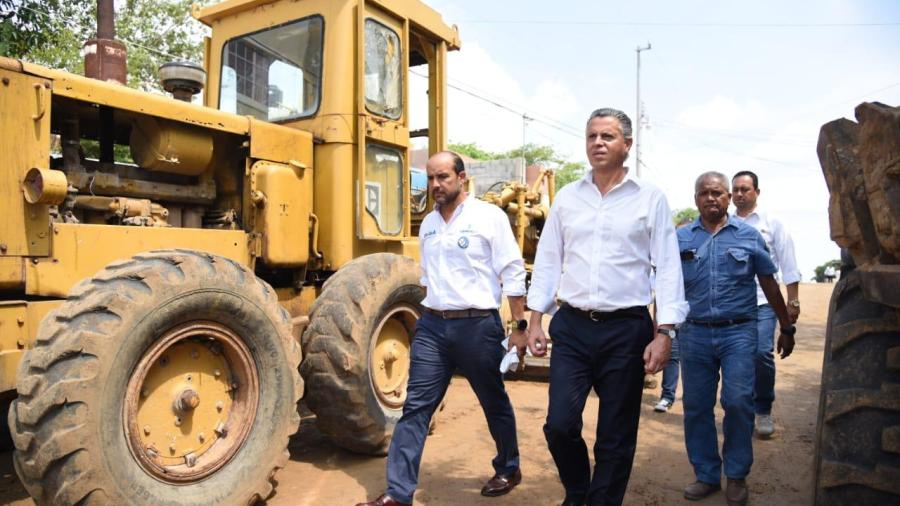 Supervisa Chucho Nader Proceso de Pavimentación de Calles