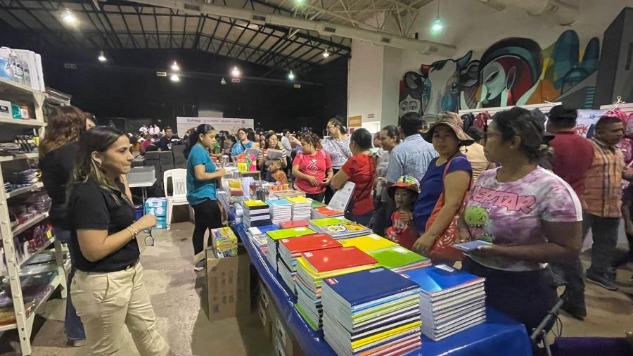 Aprovechan padres para surtir lista escolar en Feria del Regreso a Clases