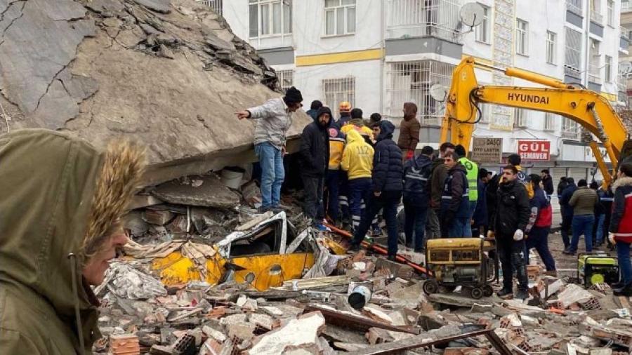 Japón envía primer grupo de rescatistas a Turquía para ayudar tras el terremoto
