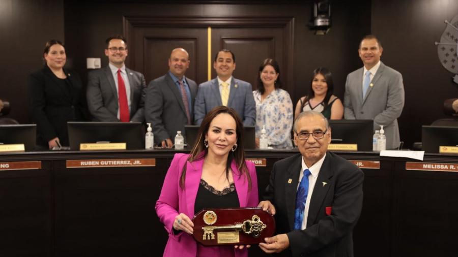 Entrega Laredo llaves de la ciudad a alcaldesa Carmen Lilia 