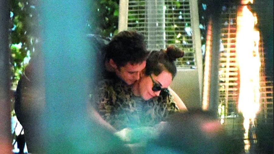 Diego Boneta y Camila Sodi fueron captados nuevamente demostrando su amor