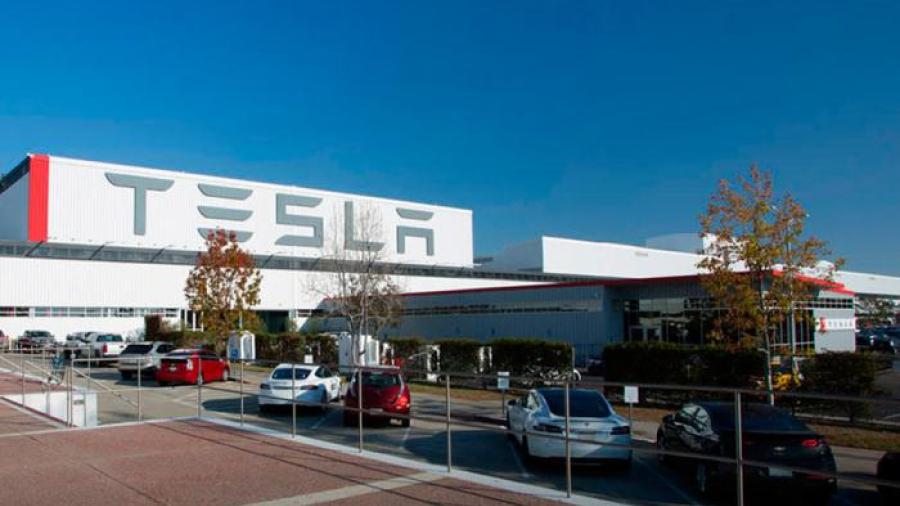 Elon Musk ingora al Condado de Alameda y reabre fábrica de Tesla