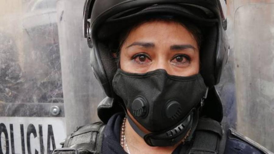 La verdadera historia detrás de la imagen de la mujer policía durante la mancha a favor del aborto en la CDMX