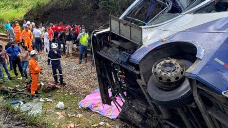 Asciende a 16 muertos tras desbarrancar autobús en Brasil