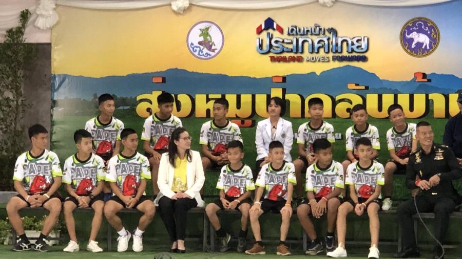 Los 12 niños rescatados en Tailandia comparecen ante la prensa 
