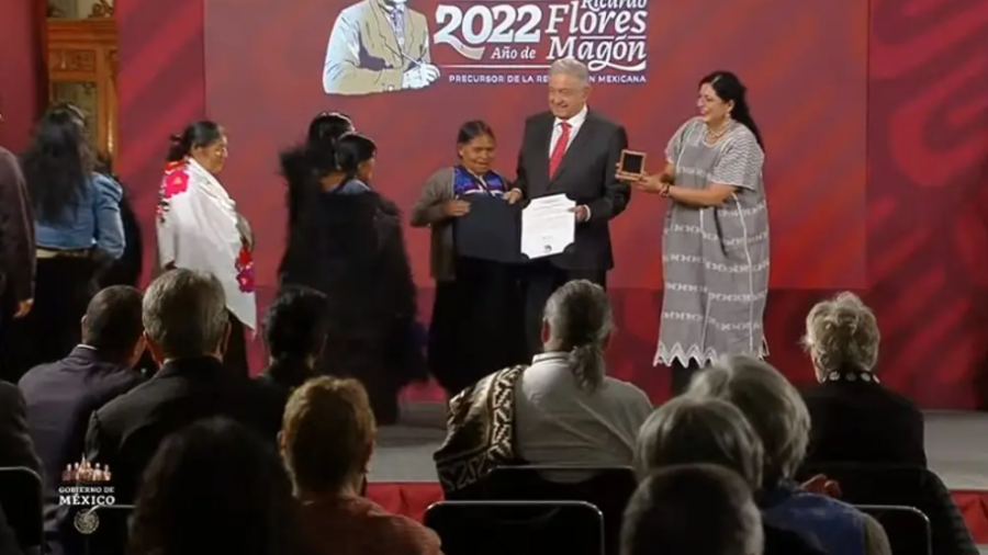 Por su labor cultural, reconoce AMLO a académicos, artistas e indígenas 