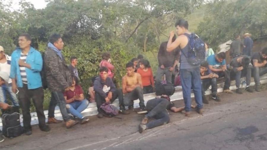 Vuelca camión con migrantes en Veracruz 