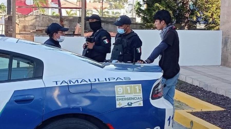 Roba moto del trabajo y viaja de Mty a Tampico para ver a su novia; policías lo detienen antes de su encuentro 