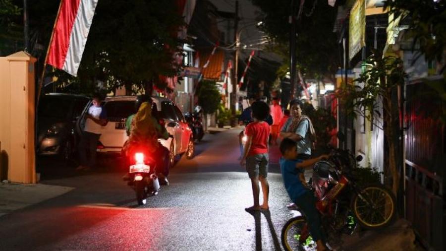 Emiten alerta de tsunami por un fuerte sismo en Indonesia
