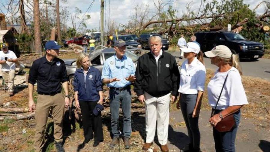 Trump, impactado al recorrer zonas afectadas por incendios en California